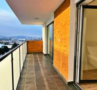 Balkon einer 3-Zimmer-Wohnung mit Blick auf Prešov, Solivarská 14, große Glastüren.