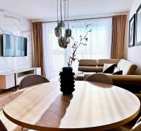 Wohnzimmer in einer 3-Zimmer-Wohnung mit Holzboden und bequemer Couch.