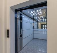 Der Innenraum des Aufzugs mit Edelstahlpaneelen und Spiegel, sichtbare Knöpfe.