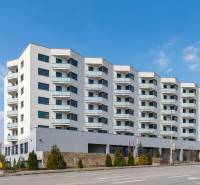 Wohnhaus in der Rybničná Straße in Bratislava - Vajnory mit Balkonen und Grünflächen.