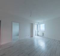 Helles Interieur mit Holzdekorboden in einer 2-Zimmer-Wohnung.