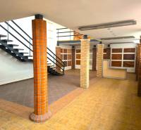 Zweistöckige Geschäftsräume mit Holzboden-Dekor und Treppe.