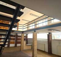 Innenhandelsflächen mit Holzboden und Metalltreppe.