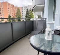 Balkon einer 2-Zimmer-Wohnung in Halalovka in Trenčín, mit Sitzgelegenheit und Liege.