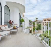 Geräumiger Balkon in einer Villa mit bequemen Sitzgelegenheiten, Pflanzen und Blick auf Berawa in Canggu.