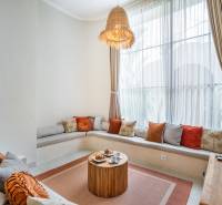 Bequeme Sitzgelegenheiten mit Kissen und einem Holztisch in einer gemütlichen Ecke der Villa.