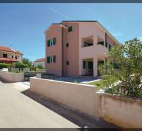 Eine 2-Zimmer-Wohnung in der Straße Privlaka in Privlaka, umgeben von grünen Büschen und benachbarten Häusern.