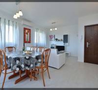 Esstisch mit Stühlen in einer 2-Zimmer-Wohnung, heller Raum, Boden mit Holzdekor.