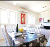 Essbereich in einer 2-Zimmer-Wohnung mit gedecktem Tisch und Wanddekorationen.