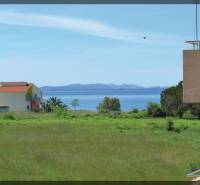 Blick aus einer 2-Zimmer-Wohnung in Privlaka auf Privlaka mit Meer und Grün im Hintergrund.