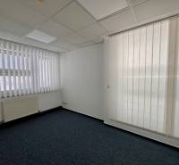 Büros mit weißen Jalousien und dunklem Teppich, Stará Vajnorská in Bratislava - Nové Mesto.