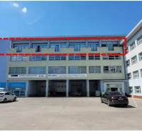 Bürogebäude in der Alten Vajnorská, Bratislava - Nové Mesto. Parkplatz im Vordergrund.