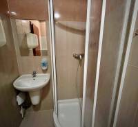 Duschkabine und Waschbecken im Badezimmer der zu vermietenden Büros.