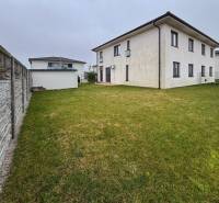 Außenbereich einer 3-Zimmer-Wohnung in der Kráľovianky-Straße in Kráľovianky mit Rasen und Zaun.