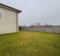 Garten am Haus mit Rasenfläche und Umzäunung in Kráľovianky.