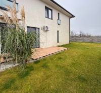 Exterieur einer 3-Zimmer-Wohnung in der Kráľovianky-Straße in Kráľovianky mit Garten und Rasen.