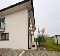 Außenbereich einer 3-Zimmer-Wohnung in der Kráľovianky-Straße in der Stadt Kráľovianky, mit Pflanzen und Rasen am Eingang.