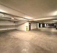 Parkgaragen mit Betonboden und Beleuchtung, Malacky, Kleiner Platz.