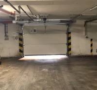 Gebäude einer Garage mit Betonboden und Garagentor.