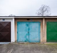 Bunte Garagentüren in der Inovecká-Straße in Trenčín, verschiedene Farbtöne und Texturen.