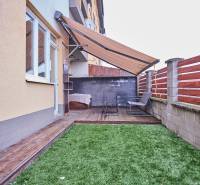 Exterieur einer 2-Zimmer-Wohnung mit Terrasse und Holzboden in der M.R. Štefánika-Straße in Most pri Bratislave.