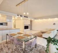 Geräumiges Interieur einer 3-Zimmer-Wohnung mit Küche, Esstisch und Wohnbereich.