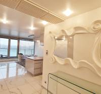 Luxuriöses Interieur einer 3-Zimmer-Wohnung mit großen Fenstern und stilvollem Spiegel.