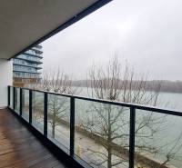 Balkon mit Blick auf den Fluss in Bratislava - Altstadt, Dvořákovo nábrežie.