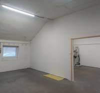 Produktionsräume mit grauem Boden, weißen Wänden und Beleuchtung.