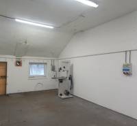 Produktionsräume mit weißen Wänden, Werkzeugen und Beleuchtung, ohne Boden mit Holzdekor.