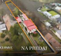 Luftaufnahme eines Einfamilienhauses in Čierny Brod mit angrenzendem Grundstück zum Verkauf.