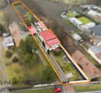 Ein Einfamilienhaus in Čierny Brod mit gepflegtem Hof und Garten auf einem geräumigen Grundstück.