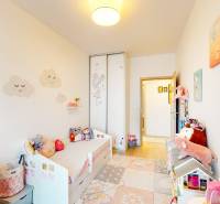 Kinderzimmer in einer 3-Zimmer-Wohnung mit Bett, Spielzeug und Wolkendekorationen.