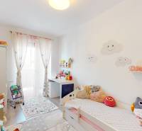 Kinderzimmer in einer 3-Zimmer-Wohnung mit Bett, Spielzeug und heller Dekoration.
