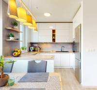 Küche in einer 3-Zimmer-Wohnung mit Holzboden, Leuchten und Zimmerpflanzen.