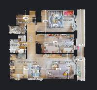 Grundriss einer 3-Zimmer-Wohnung mit Küche und Wohnzimmer mit Holzboden.