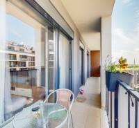 Der Balkon einer 3-Zimmer-Wohnung in der Zuzany Chalupovej Straße in Bratislava - Petržalka mit Blick auf die Umgebung.