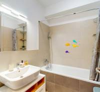 Badezimmer in einer 3-Zimmer-Wohnung mit Badewanne, Spiegel und dekorativen Aufklebern.