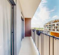 Der Balkon einer 3-Zimmer-Wohnung in der Zuzany Chalupovej Straße in Bratislava-Petržalka mit Blick auf die umliegende Architektur.