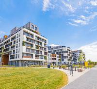 Wohnkomplex in Bratislava-Petržalka mit modernen Wohnungen und gepflegter grüner Umgebung.