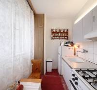 Gemütliche Küche mit Gasherd und rustikaler Dekoration in einer Einzimmerwohnung.