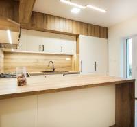 Küche mit Holzboden, heller Atmosphäre und Blick in den Garten.