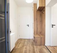 Innenraum eines Einfamilienhauses mit Holzboden und Einbaumöbeln.