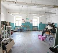 Verlassener Raum in einem Gebäude mit weißen Wänden und blauen Details.