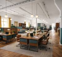 Innenraum eines Gebäudes mit Bürotischen, Stühlen, Holzdekorboden und Beleuchtung.