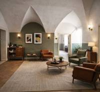 Innenraum eines Gebäudes mit Holzboden, bequemen Möbeln und dekorativen Elementen.