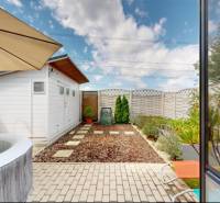 Der Garten eines Einfamilienhauses in Stupava mit Whirlpool und Gartenhäuschen.