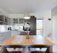 Küche in einem Einfamilienhaus mit Holzdekor auf dem Esstisch.