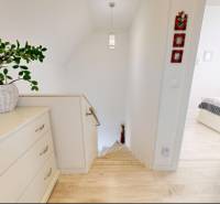 Innenraum eines Einfamilienhauses mit Holzboden und hellen Möbeln.