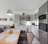 Interieur eines Einfamilienhauses mit Küche, Esstisch und Wohnzimmer.